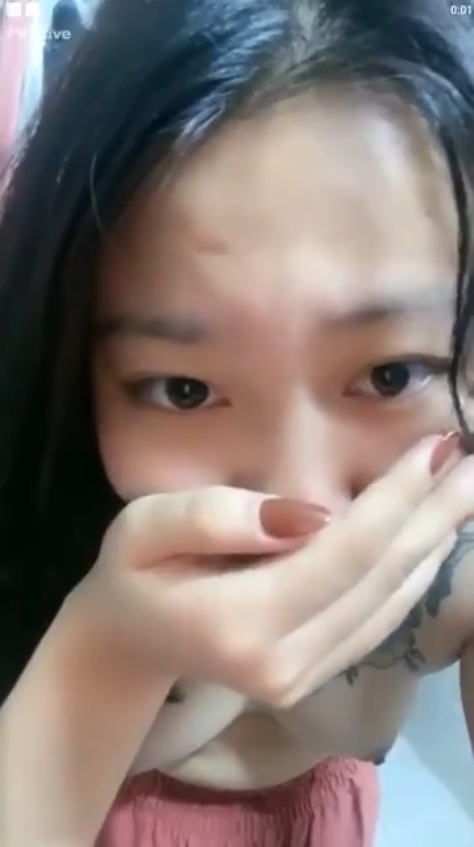 sex clip Đang live thì nứng quà đè em gái xinh ra địt.